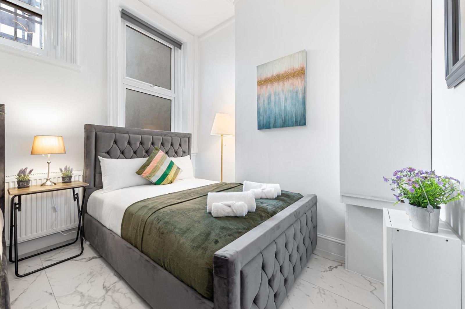 Appartamento 1b Flat, Sleeps 5 In Finchley Tw18 *