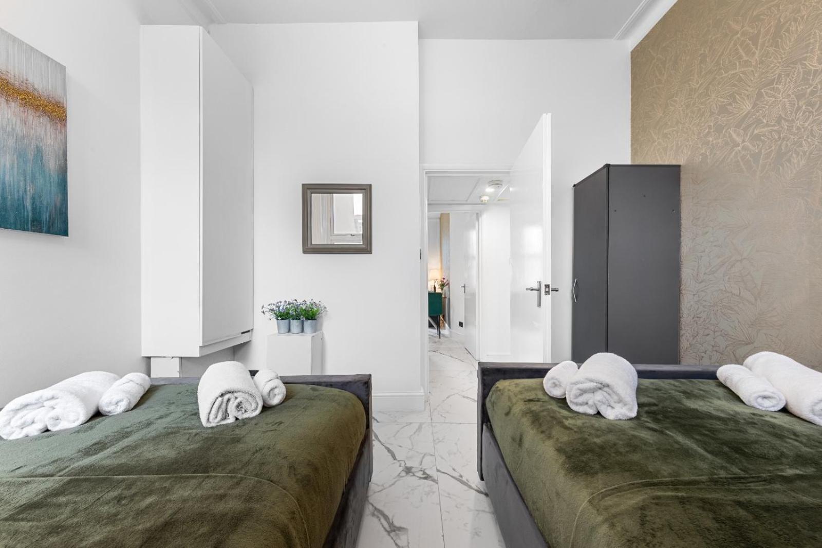Appartamento 1b Flat, Sleeps 5 In Finchley Tw18 *